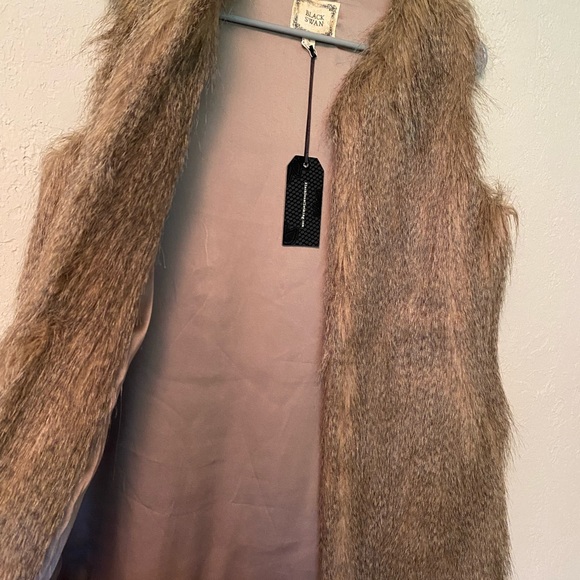 Faux fur vest - Picture 4 of 5